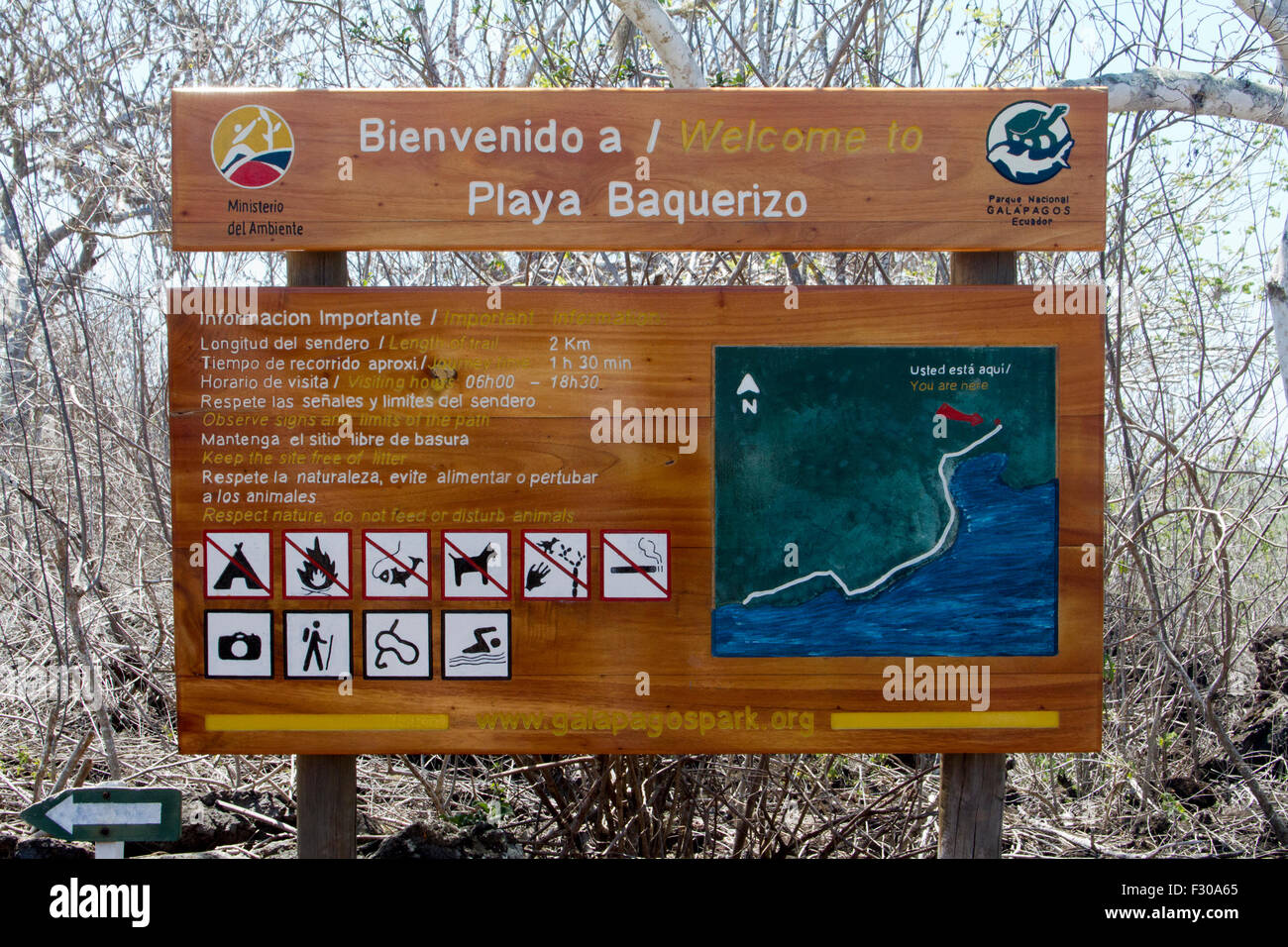 Segnavia a Playa Baquerizo vicino Frigatebird Hill, San Cristobal Island, Isole Galapagos Foto Stock