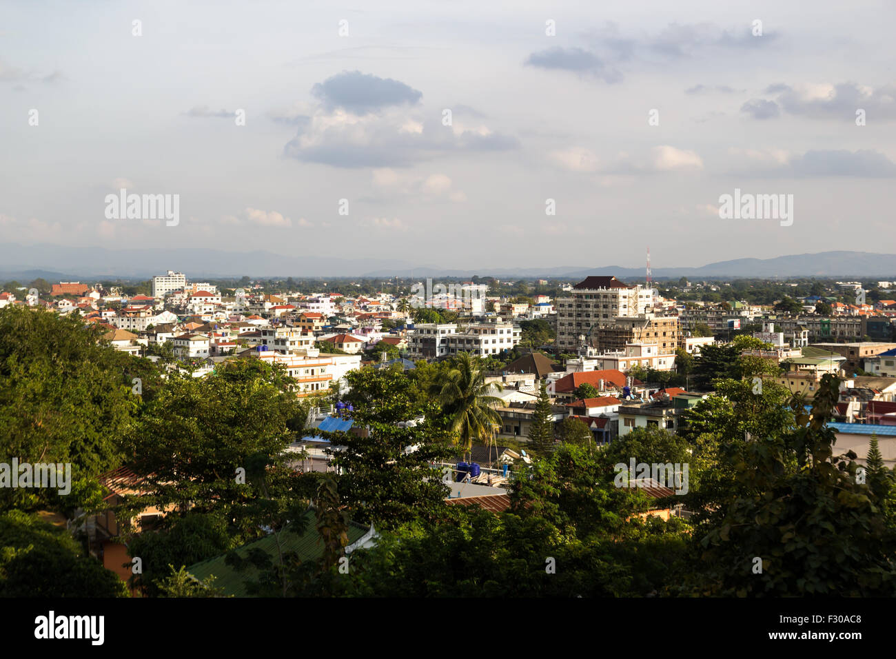 La costruzione e la visualizzazione ad albero da Tachileik Shwedagon pagoda Foto Stock