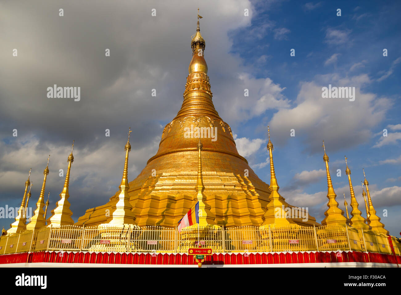 Tachileik Shwedagon pagoda - Myanmar Foto Stock