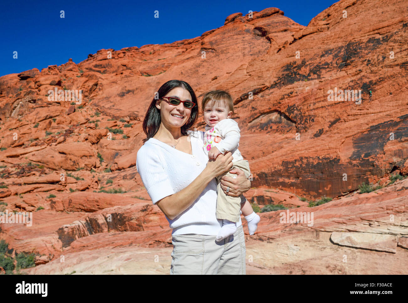 Madre con bambino al Red Rock Canyon National Conservation Area Foto Stock
