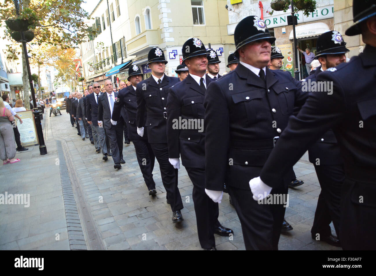 Gibilterra. 26 Sep, 2015. Alcuni 150 RGP funzionari di polizia al fianco di un centinaio di funzionari in pensione ha sfilato attraverso la strada principale in seguito alla concessione della libertà della città dal sindaco di Gibilterra ad una parata a Casemates. Credito: Stephen Ignacio/Alamy Live News Foto Stock