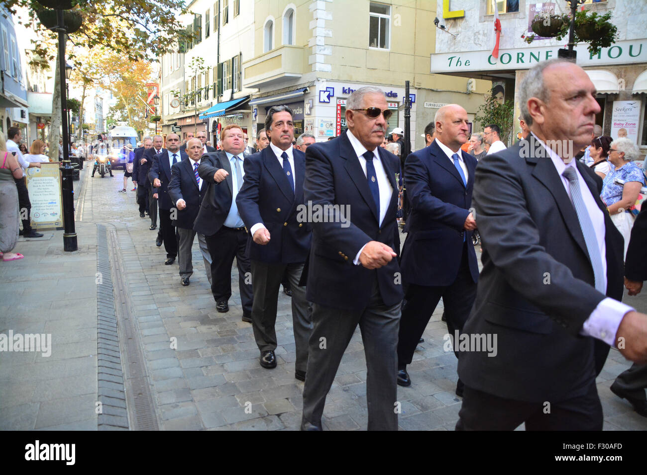 Gibilterra. 26 Sep, 2015. Alcuni 150 RGP funzionari di polizia al fianco di un centinaio di funzionari in pensione ha sfilato attraverso la strada principale in seguito alla concessione della libertà della città dal sindaco di Gibilterra ad una parata a Casemates. Credito: Stephen Ignacio/Alamy Live News Foto Stock