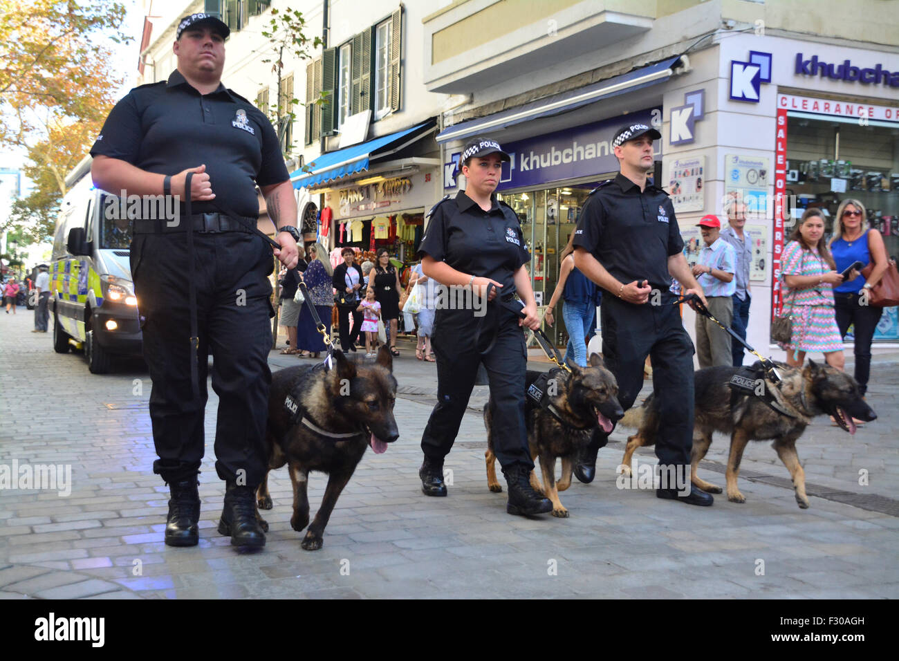 Gibilterra. 26 Sep, 2015. Alcuni 150 RGP funzionari di polizia al fianco di un centinaio di funzionari in pensione ha sfilato attraverso la strada principale in seguito alla concessione della libertà della città dal sindaco di Gibilterra ad una parata a Casemates. Credito: Stephen Ignacio/Alamy Live News Foto Stock