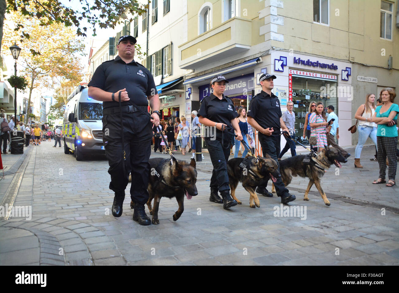 Gibilterra. 26 Sep, 2015. Alcuni 150 RGP funzionari di polizia al fianco di un centinaio di funzionari in pensione ha sfilato attraverso la strada principale in seguito alla concessione della libertà della città dal sindaco di Gibilterra ad una parata a Casemates. Credito: Stephen Ignacio/Alamy Live News Foto Stock