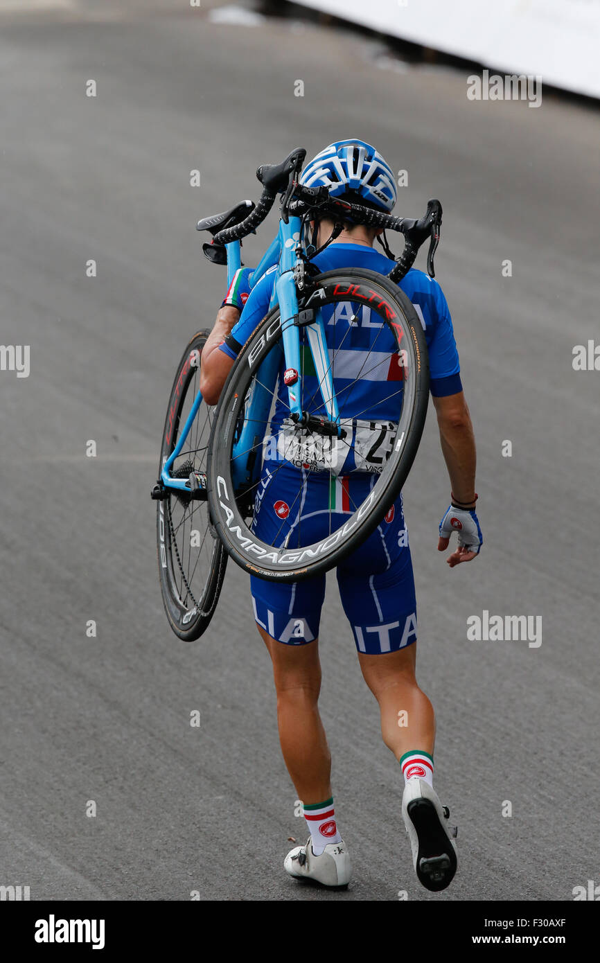 RICHMOND, VIRGINIA, 26 settembre 2015. Giorgia Bronzini (Italia) cammina sulla sua moto dopo aver subito un guasto meccanico negli ultimi chilometri dei 130 chilometri di UCI Road World Championships Women Elite Race a Richmond, Virginia. Foto Stock