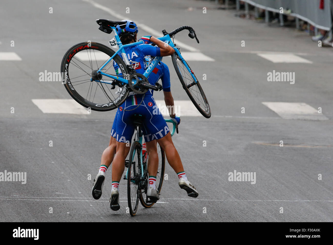 RICHMOND, VIRGINIA, 26 settembre 2015. Dopo aver subito un guasto meccanico per gli ultimi chilometri del 130 campionato mondiale UCI Road World Championships Women Elite Race di Richmond, Virginia, il team italiano Giorgia Bronzini riceve l'assistenza di un compagno di squadra. Foto Stock