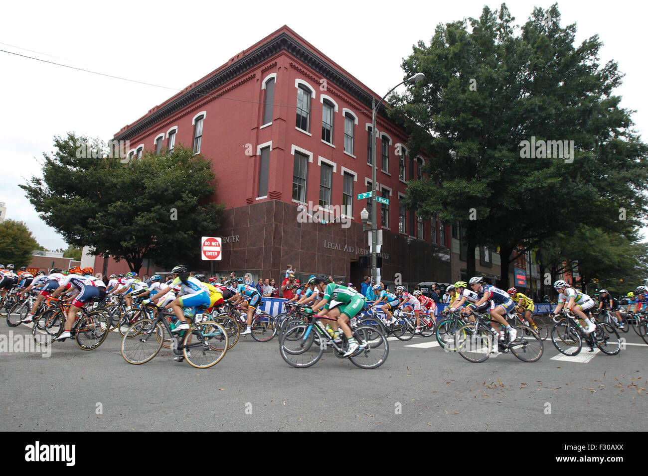 RICHMOND, Virginia, 26 settembre, 2015. Il gruppetto si spegne Richmond, Virginia West Broad Street durante i 130 chilometri di strada UCI Campionati del Mondo Donne Elite gara. Foto Stock RICHMOND, Virginia, 26 settembre, 2015. Il gruppetto si spegne Richmond, Virginia West Broad Street durante i 130 chilometri di strada UCI Campionati del Mondo Donne Elite gara. Foto Stock