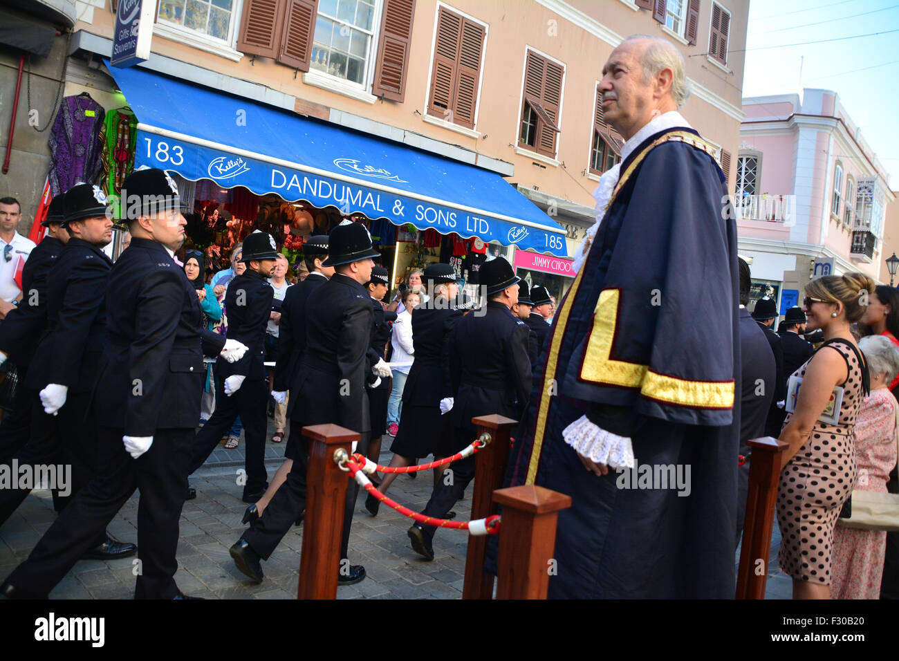 Gibilterra. 26 Sep, 2015. Alcuni 150 RGP funzionari di polizia al fianco di un centinaio di funzionari in pensione ha sfilato attraverso la strada principale in seguito alla concessione della libertà della città dal sindaco di Gibilterra ad una parata a Casemates. Credito: Stephen Ignacio/Alamy Live News Foto Stock