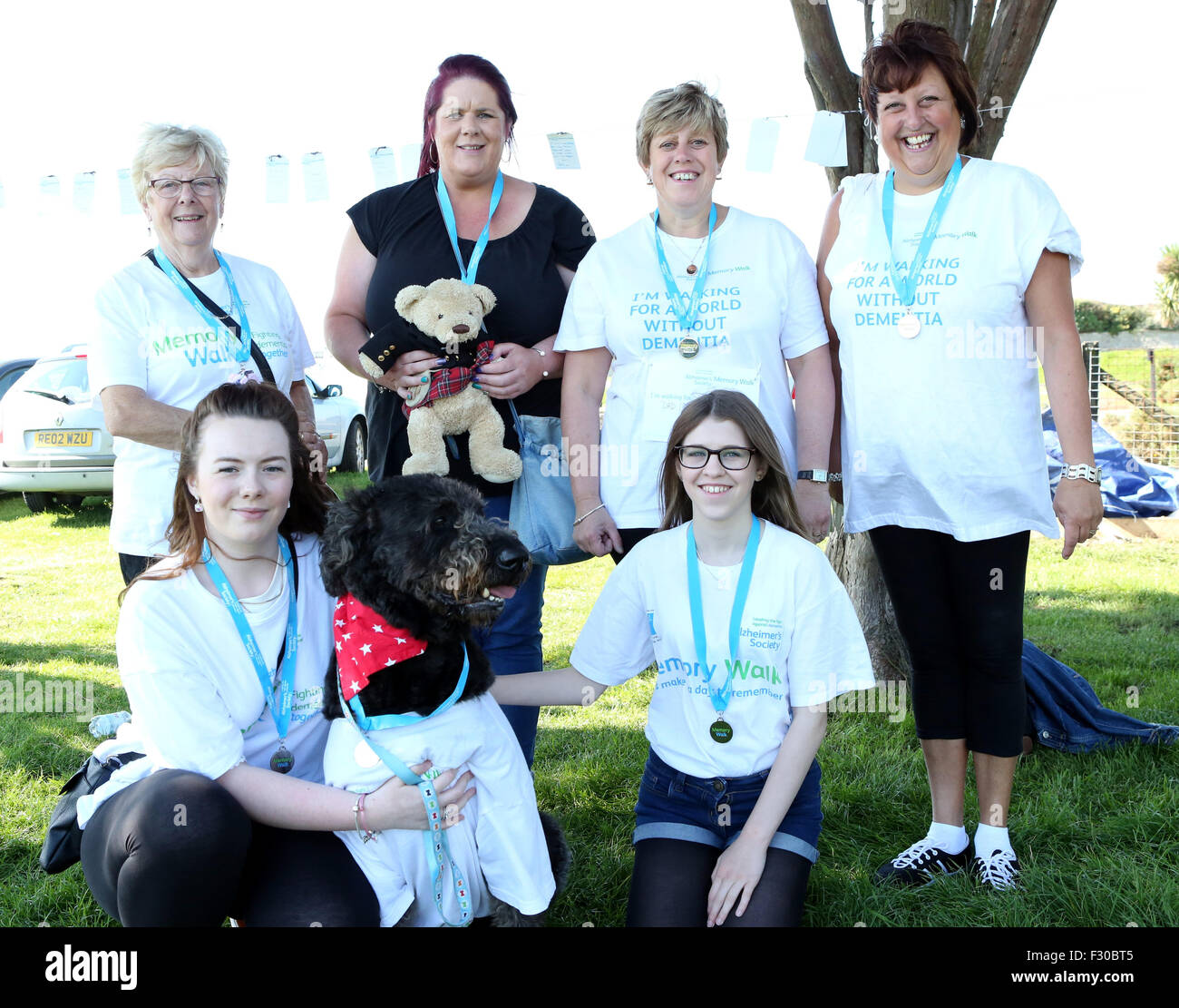 Southsea, Hampshire Sunday 28 September 2015  GV from the With every step taken at Portsmouth Memory Walk, The annual walk  is to raised much need funds and awarenes   that will  help change the lives of people affected by dementia.  The walk with a community feel, smaller in size but together we will walk for a world without dementia.  It Started from Castle Field, the southernmost tip of Portsmouth, The splendid seafront spot kicks off with a  3km and 10km walk.  Credit: UKNIP / Alamy Live News Foto Stock