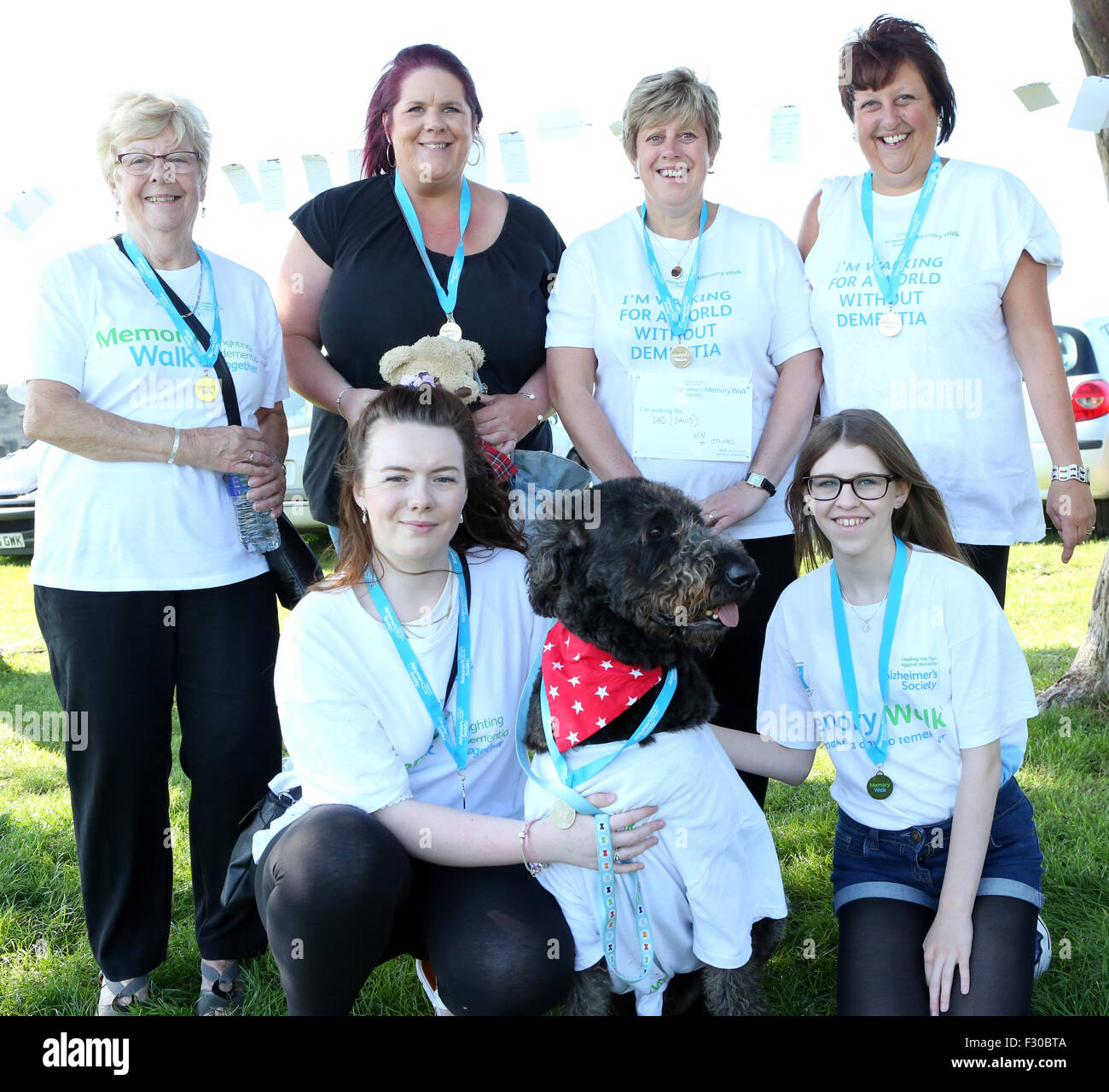 Southsea, Hampshire Sunday 28 September 2015  GV from the With every step taken at Portsmouth Memory Walk, The annual walk  is to raised much need funds and awarenes   that will  help change the lives of people affected by dementia.  The walk with a community feel, smaller in size but together we will walk for a world without dementia.  It Started from Castle Field, the southernmost tip of Portsmouth, The splendid seafront spot kicks off with a  3km and 10km walk.  Credit: UKNIP / Alamy Live News Foto Stock