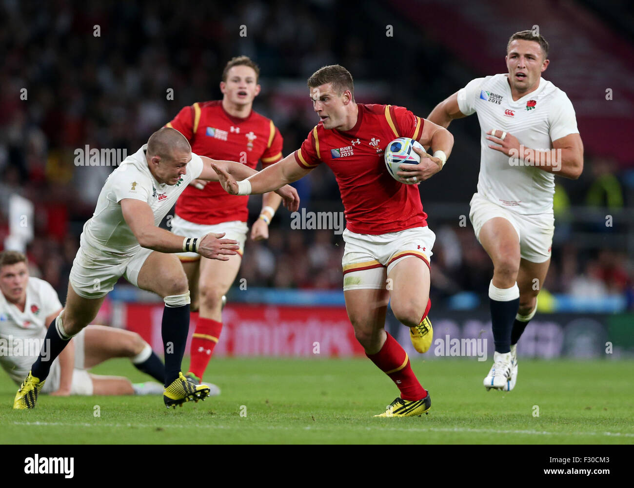 Londra, Regno Unito. 26 Sep, 2015. Scott Williams (seconda R) del Galles si rompe durante la Coppa del Mondo di Rugby 2015 piscina un match tra Inghilterra e Galles a Twickenham Stadium di Londra, Gran Bretagna il 26 settembre 2015. Il Galles vinse 28-25. Credito: Han Yan/Xinhua/Alamy Live News Foto Stock