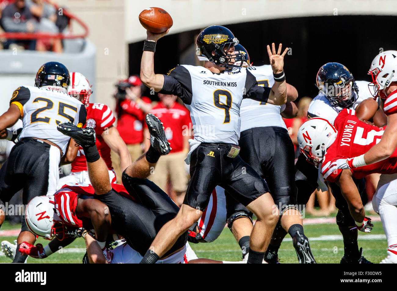 Lincoln, NE. Stati Uniti d'America. 26 Sep, 2015. Southern Miss Golden Eagles quarterback Nick Mullens #9 con un tentativo di passare in azione durante una divisione NCAA 1 partita di calcio tra il sud del Mississippi aquile reali e Nebraska Cornhuskers presso il Memorial Stadium di Lincoln, NE.Nebraska ha vinto 36-28.presenze: 89,899.Michael Spomer/Cal Sport Media. Credito: csm/Alamy Live News Foto Stock