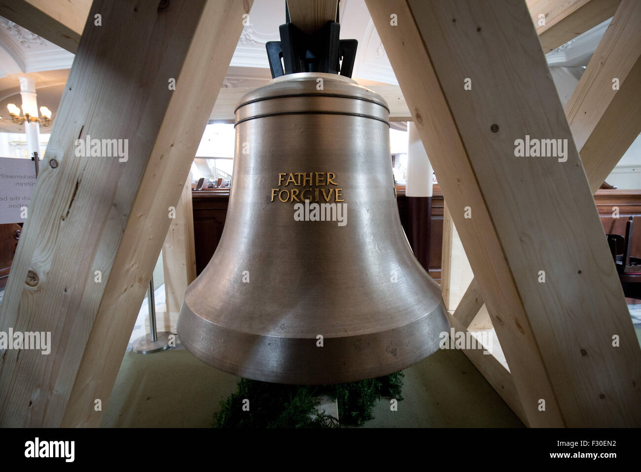 Amburgo, Germania. Xxv Sep, 2015. Il nuovo cosiddetto "Preghiera del Signore bell' ad Amburgo la chiesa di San Michele di Amburgo, Germania, 25 settembre 2015. Campana in occasione del festival il 27 settembre 2015, due nuovi tempo rintocchi delle campane sarà colpito per la prima volta. Le campane hanno 'Padre perdona!' inscritto in Inglese, Tedesco, Russo e Francese foto: Christian Charisius/dpa/Alamy Live News Foto Stock