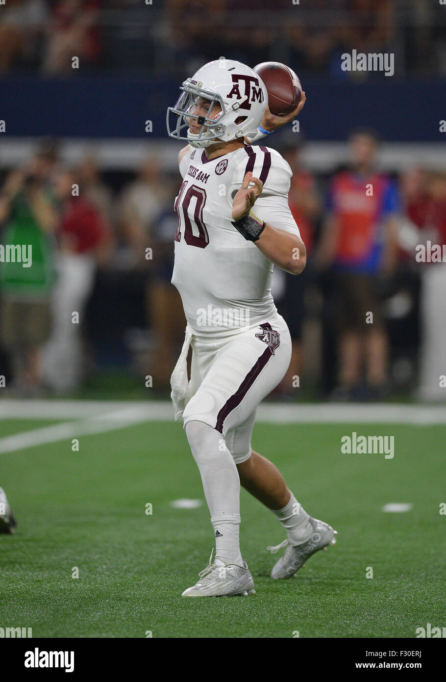 Arlington, Texas, Stati Uniti d'America. 26 Sep, 2015. Texas A&M Aggies quarterback Kyle Allen (10) cercando il suo ricevitori durante la Southwest classico gioco tra il Texas A&M Aggies e l'Arkansas Razorbacks presso AT&T Stadium di Arlington, Texas. Aggies conduce la prima metà contro Razorbacks, 10-7. Patrick Green/CSM/Alamy Live News Foto Stock