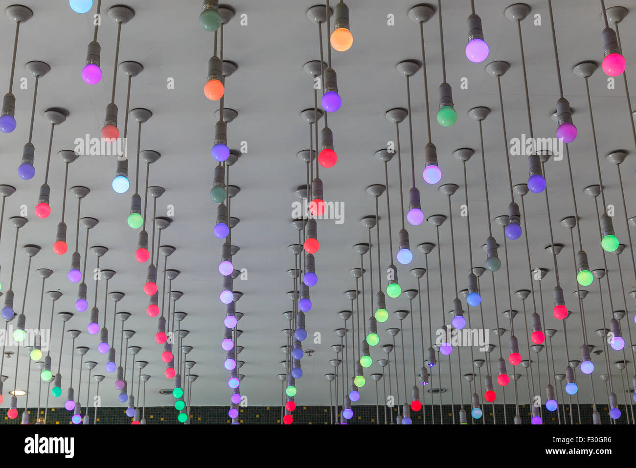 Installazione di multi-colore di lampadine sul soffitto Foto Stock