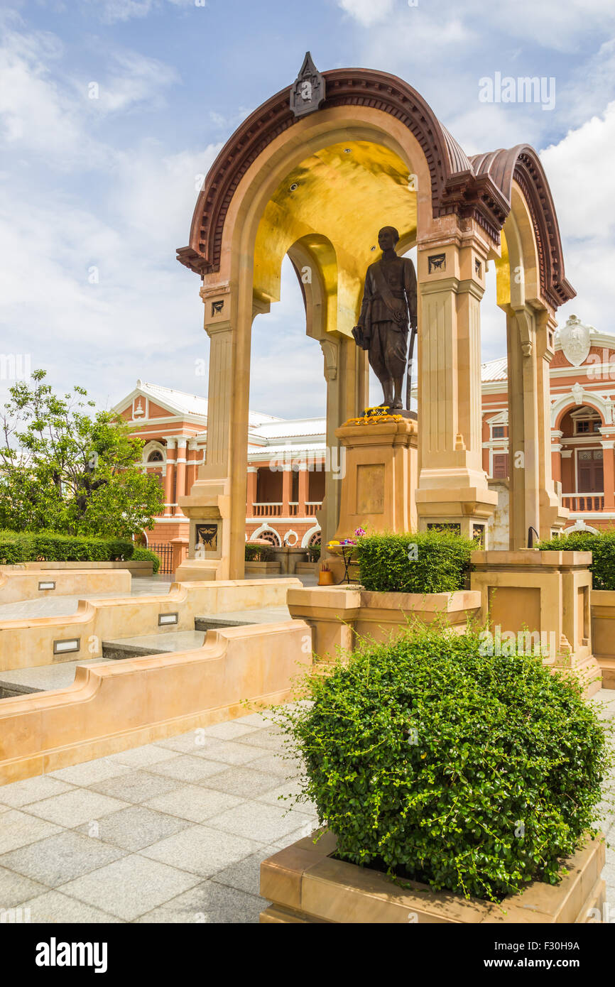 Statua di Phra Bat Somdet Phra Maha Poramenthra Mongkut Phra Chom Klao Chao Yu Hua, o Rama IV, conosciuto in lingua inglese countr Foto Stock