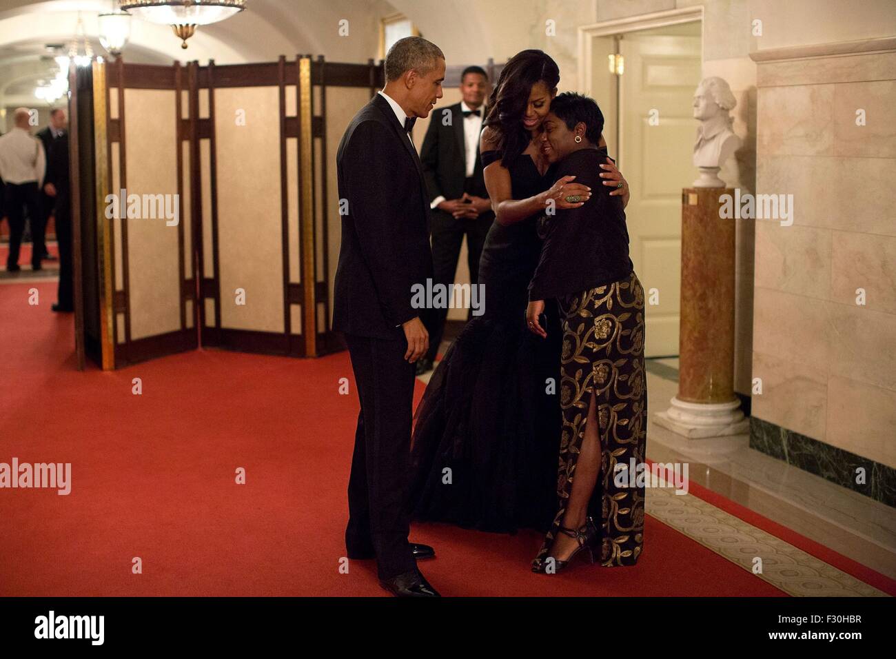 Washington DC, USA. Xxv Sep, 2015. Stati Uniti La First Lady Michelle Obama abbracci Segretario sociale Deesha Dyer dopo la Cena di stato come il Presidente Barack Obama alla Casa Bianca, 25 settembre 2015 a Washington, DC. Foto Stock