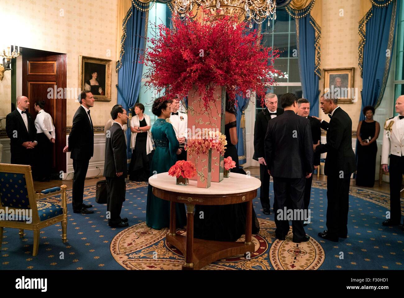 Washington DC, USA. Xxv Sep, 2015. Stati Uniti Il presidente Barack Obama e il presidente cinese Xi Jinping per accogliere gli ospiti in linea di ricevimento nella sala blu della Casa Bianca, 25 settembre 2015 a Washington, DC. Foto Stock