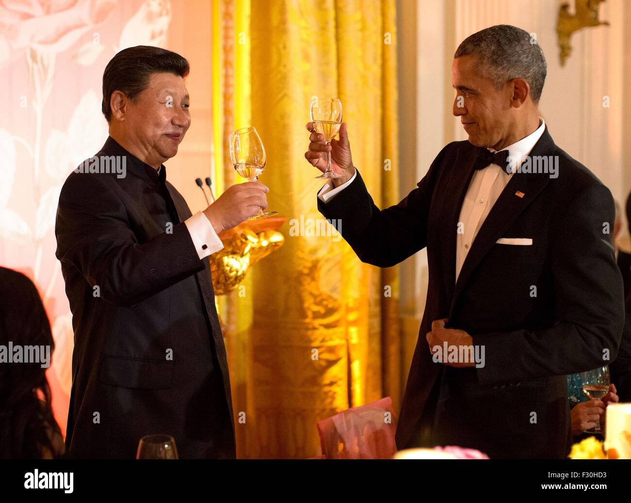 Washington DC, USA. Xxv Sep, 2015. Stati Uniti Il presidente Barack Obama brinda il presidente cinese Xi Jinping durante lo stato la cena nella Sala Est della Casa Bianca, 25 settembre 2015 a Washington, DC. Foto Stock