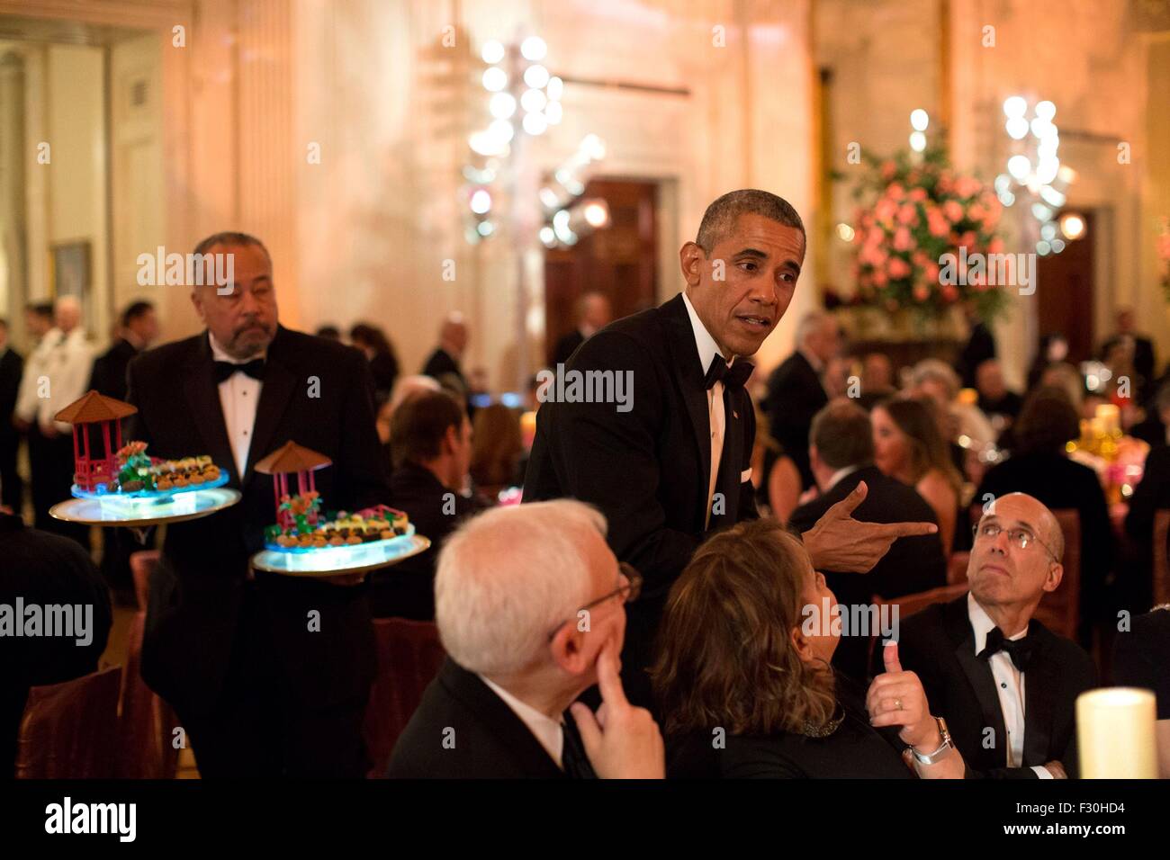 Washington DC, USA. Xxv Sep, 2015. Stati Uniti Il presidente Barack Obama parla con gli ospiti durante la cena di Stato per il presidente cinese Xi Jinping in Oriente stanza della casa bianca, 25 settembre 2015 a Washington, DC. Foto Stock