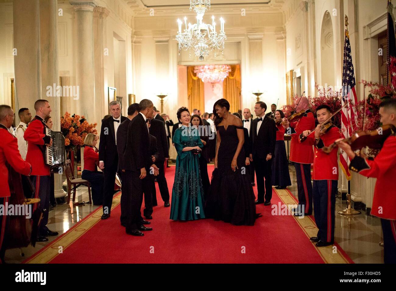 Washington DC, USA. Xxv Sep, 2015. Stati Uniti Il presidente Barack Obama e la First Lady Michelle Obama, Presidente cinese Xi Jinping e Madame Peng Liyuan a piedi giù per la grande sala della Casa Bianca, 25 settembre 2015 a Washington, DC. Foto Stock