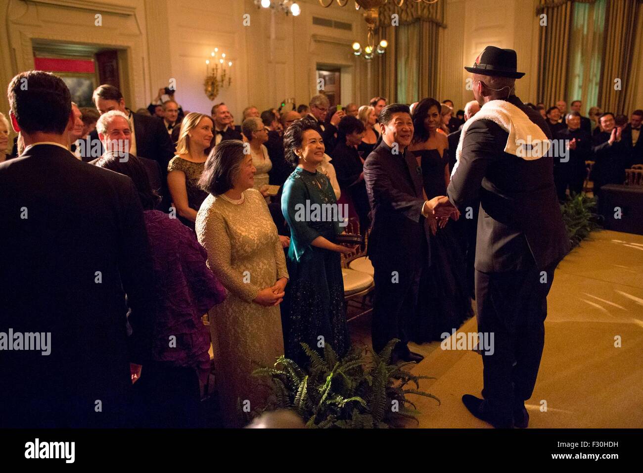 Washington DC, USA. Xxv Sep, 2015. Il presidente cinese Xi Jinping e Madame Peng Liyuan ringraziare cantante Ne-Yo seguendo la sua prestazione durante la cena di Stato alla Casa Bianca, 25 settembre 2015 a Washington, DC. Foto Stock