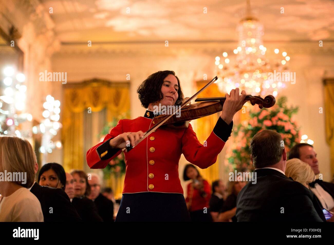 Washington DC, USA. Xxv Sep, 2015. Un violinista dal Marine Band suona durante la cena di Stato per il presidente cinese Xi Jinping in Oriente stanza della casa bianca, 25 settembre 2015 a Washington, DC. Foto Stock