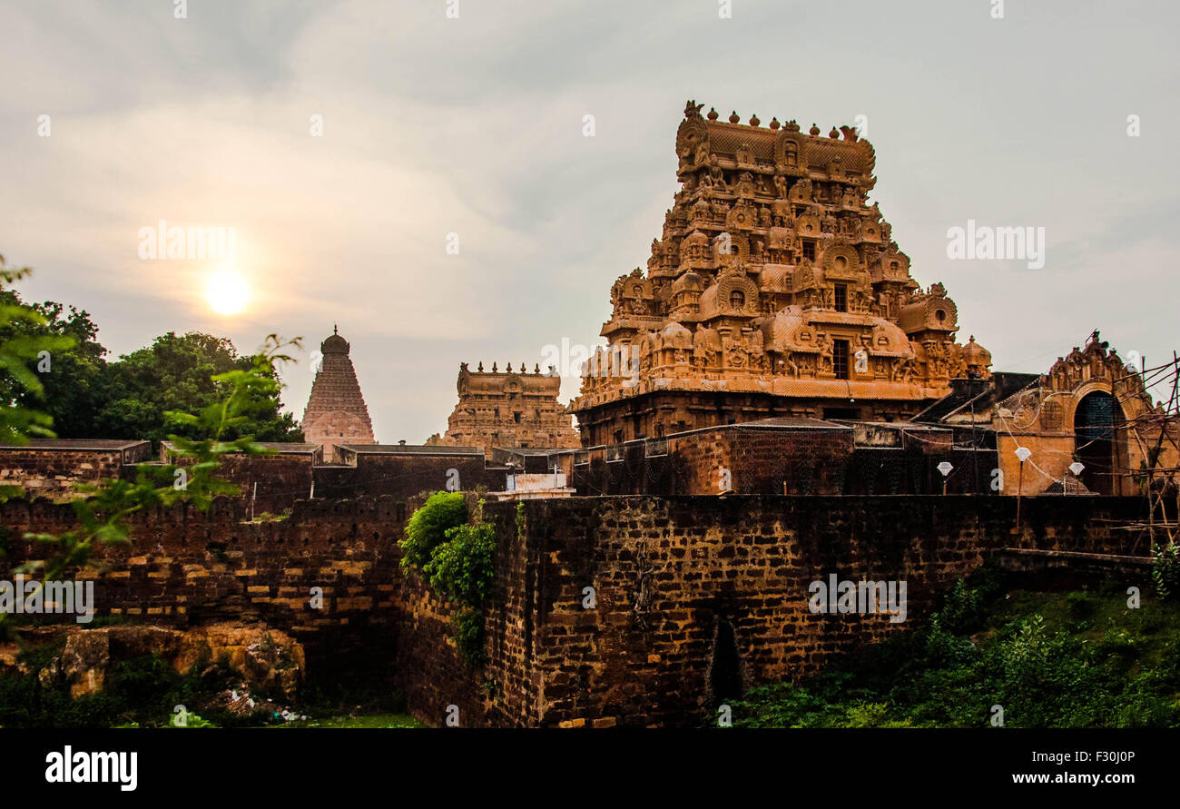 Il Tempio di Brihashvara, chiamato anche Rajarajesvaram o Peruvudaiyār Kōvil, è un tempio indù dedicato a Shiva situato sulla riva meridionale del fiume Kaveri Foto Stock