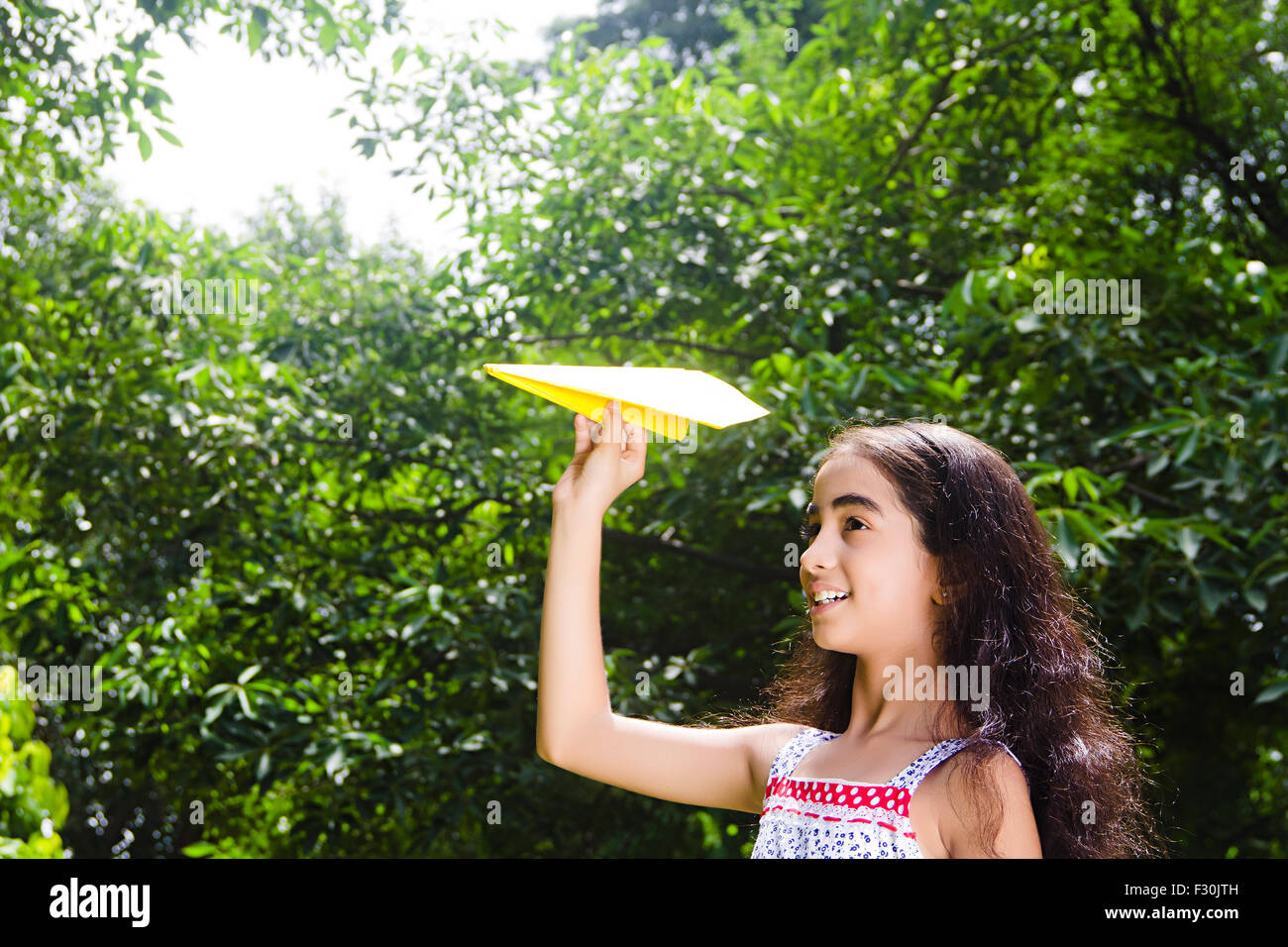 1 bambino indiano ragazza Park battenti aeroplano giocattolo Foto Stock