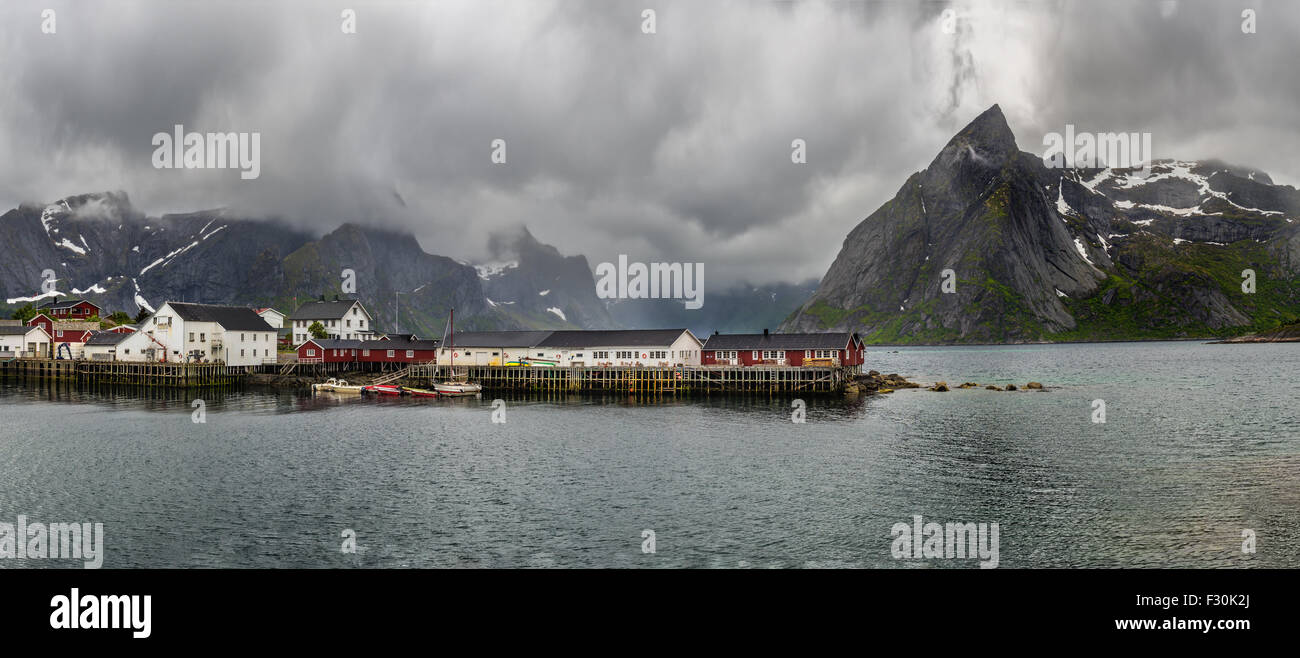 Panorama del monte Olstind sopra la città di Hamnoy sulle isole Lofoten in Norvegia Foto Stock