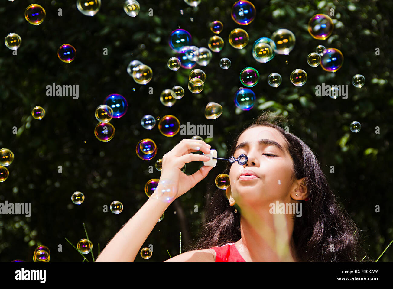 Asia; Asian; asiatici; India; Indian; indiani1 bambino indiano ragazza park GIOCA Bubble Wand Foto Stock