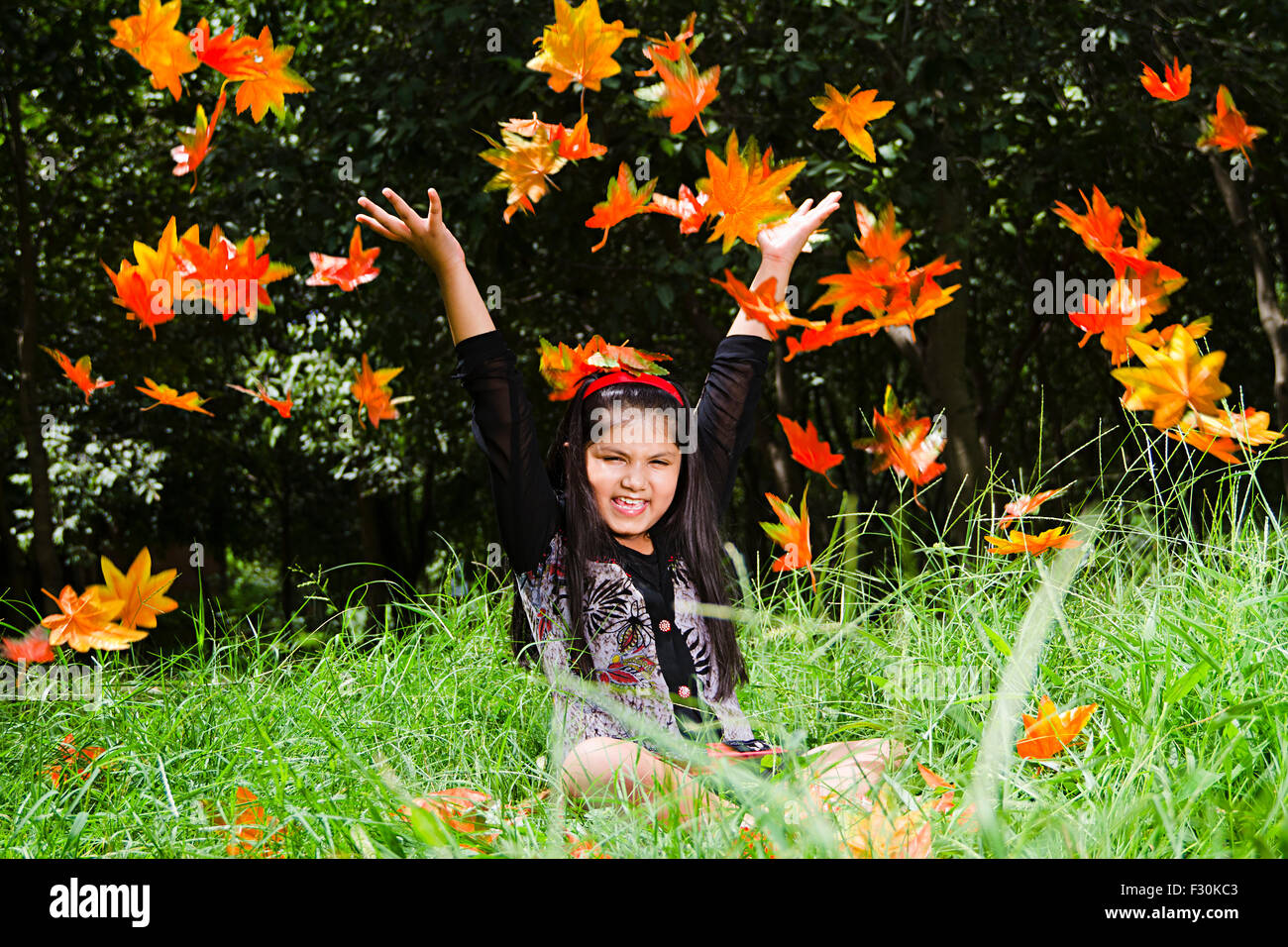 Autunno Abbigliamento Casual; abiti casual; infanzia; destinazioni; femmine; piena lunghezza; Vacanze; umani; gli esseri umani; le gambe incrociate; un popolo; una persona; una sola persona; esterni; giocoso; Playfull; giocosità; ritratti; Self assicurata; fiducia in sé; Self C Foto Stock