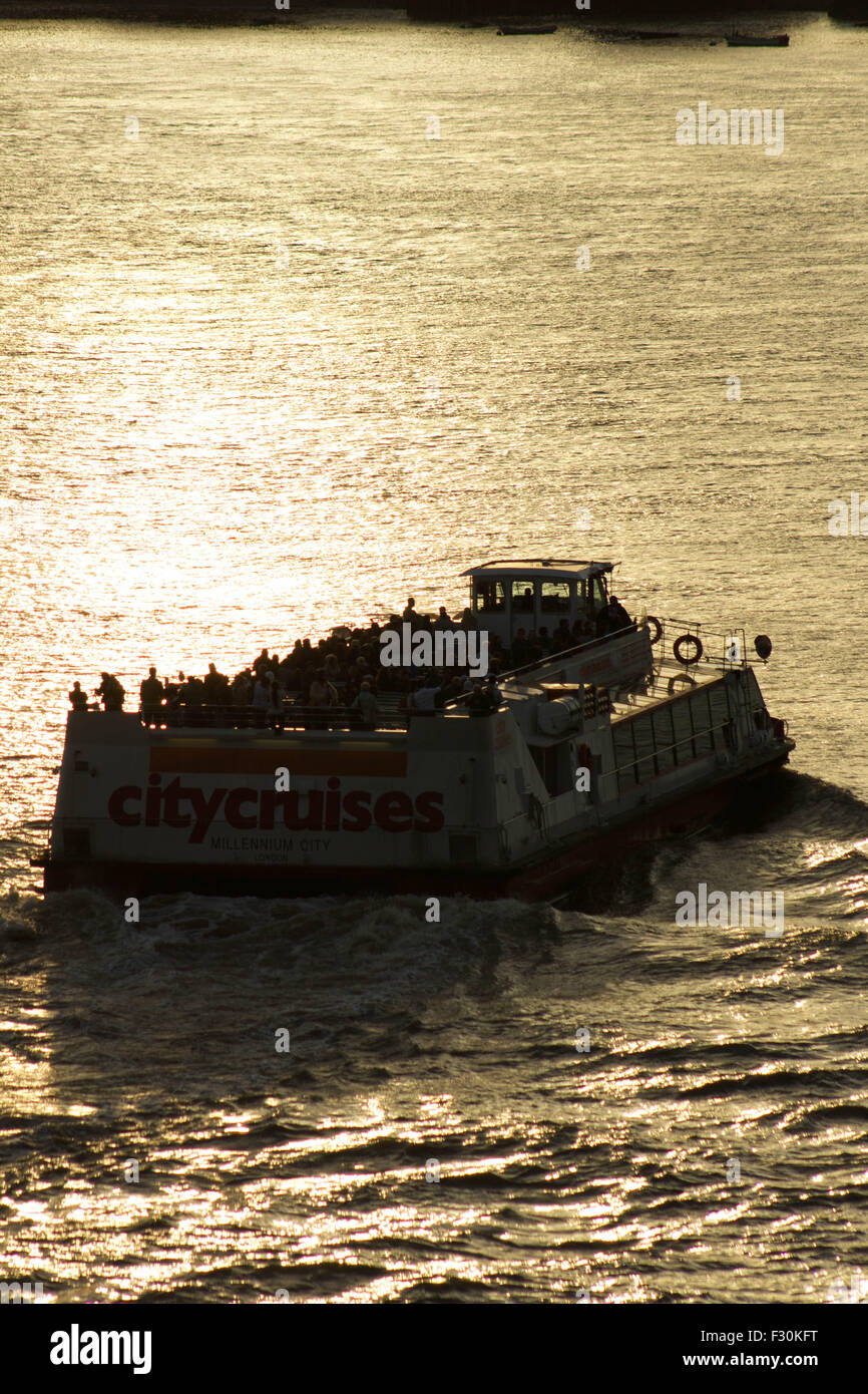 Londra, Regno Unito. Il 26 settembre 2015. Storico battello a vapore la voce Waverely passato Rotherhithe e Limehouse a valle passando un turista moderno battello da crociera lungo il fiume Tamigi. Il Waverely è l'ultimo per la navigazione marittima battello a vapore nel mondo. Credito: Glenn Sontag / Alamy Live News Foto Stock