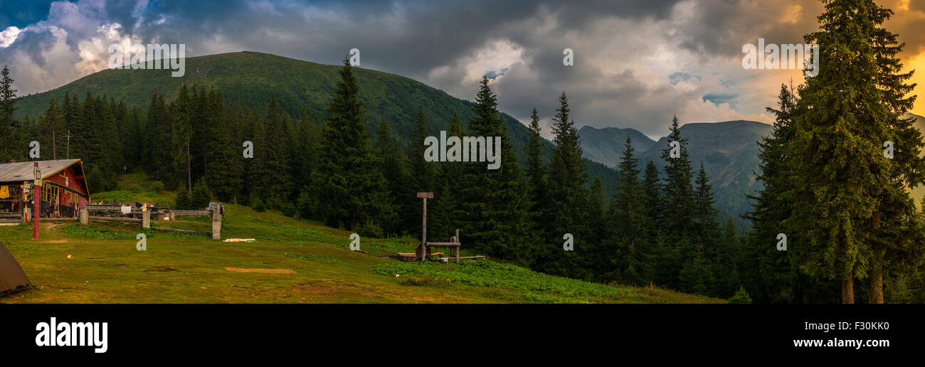 Tramonto al cottage - Barcaciu cottage, Monti Fagaras, contea di Sibiu, Romania, 1550m, 6telaio Foto Stock