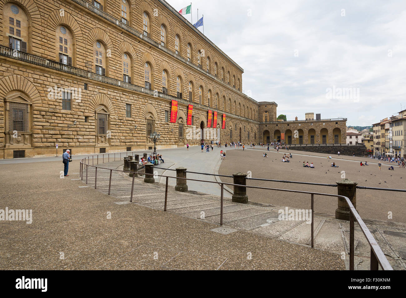 Firenze,Italy-August 26,2014:i turisti a piedi intorno e in attesa al di fuori del Palazzo Pitti (Palazzo Pitti) durante un giorno nuvoloso. Foto Stock