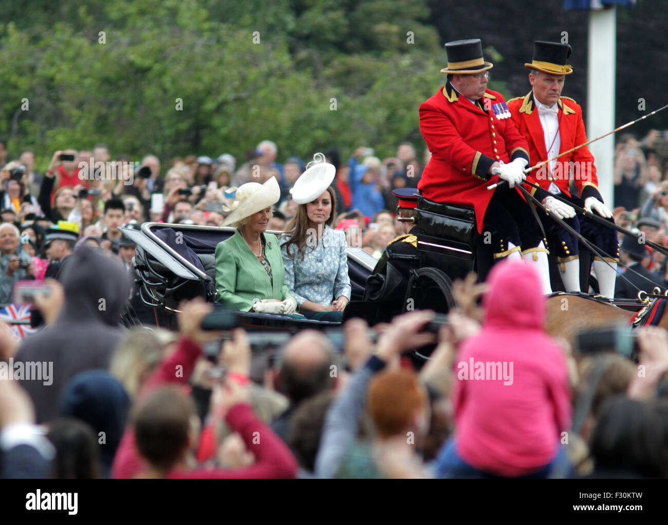 Londra, UK, 13 Giugno 2015: Camilla Duchessa di Cornovaglia, Catherine Duchessa di Cambridge e il principe Harry al Trooping col Foto Stock
