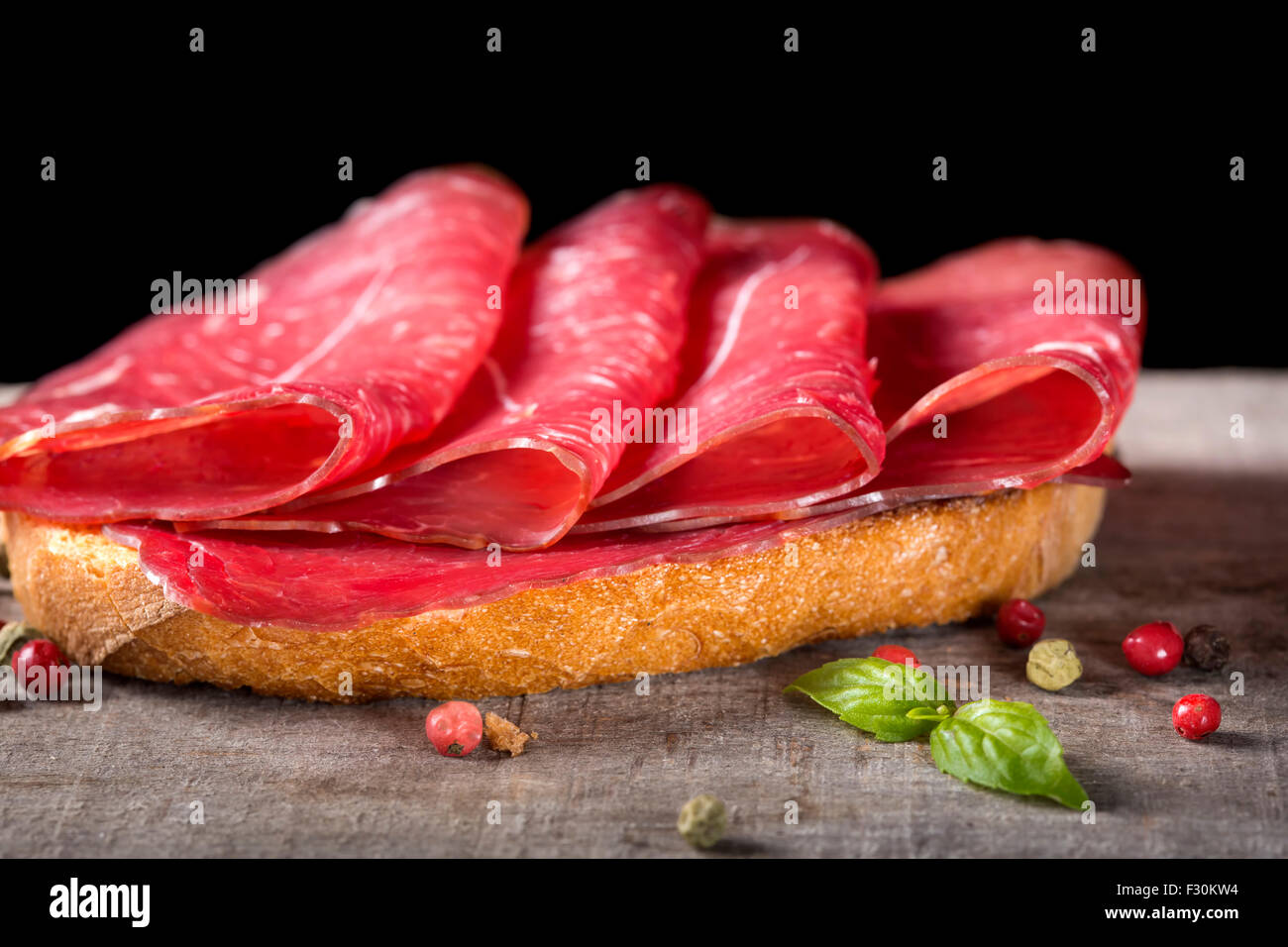 Aprire il sandwich, il pane con la carne di manzo affumicato fette di carne Foto Stock