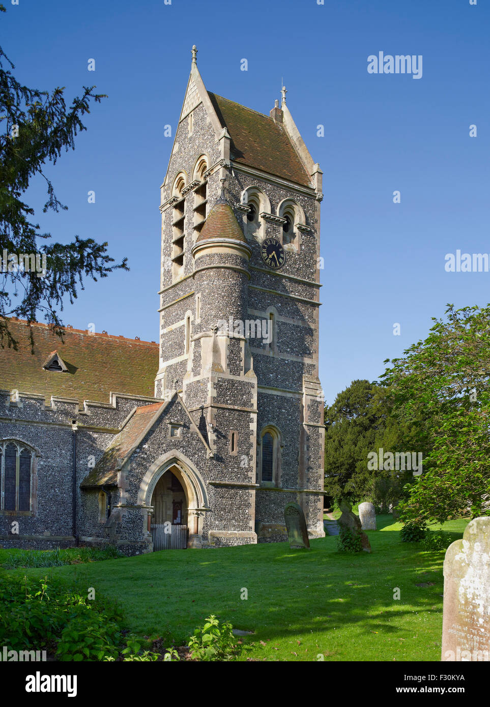 Ospringe, Chiesa di San Pietro e di San Paolo, Kent. La torre di nord-ovest Foto Stock Ospringe, Chiesa di San Pietro e di San Paolo, Kent. La torre di nord-ovest Foto Stock