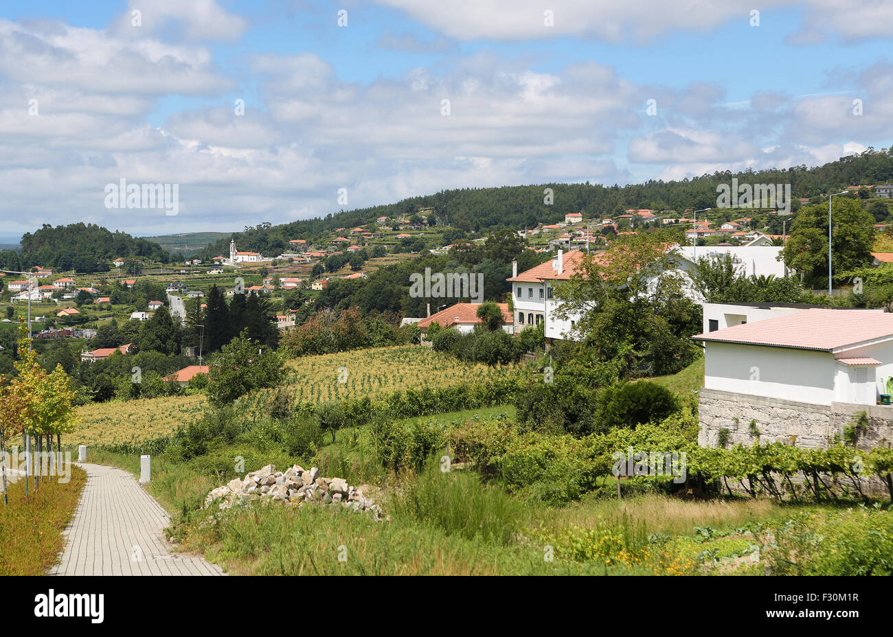Vista sul case in campagna a Paredes de Coura nella regione Norte, Portogallo Foto Stock