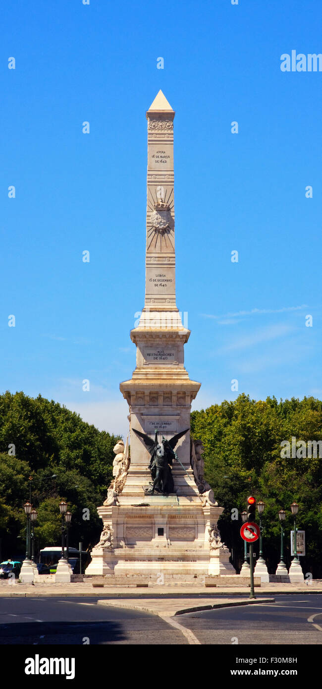 Monumento ai restauratori in piazza Restauradores a Lisbona, Portogallo segna il restauro di indipendenza portoghese nel 1640. Foto Stock