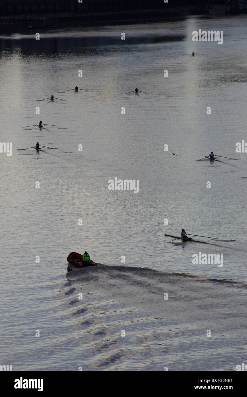 Londra, Regno Unito. Il 27 settembre 2015. Scullers da Poplar Rowing Club godono di una mattina la sessione di formazione in direzione di Wapping e ritorno lungo il fiume Tamigi. Credito: Glenn Sontag / Alamy Live News Foto Stock