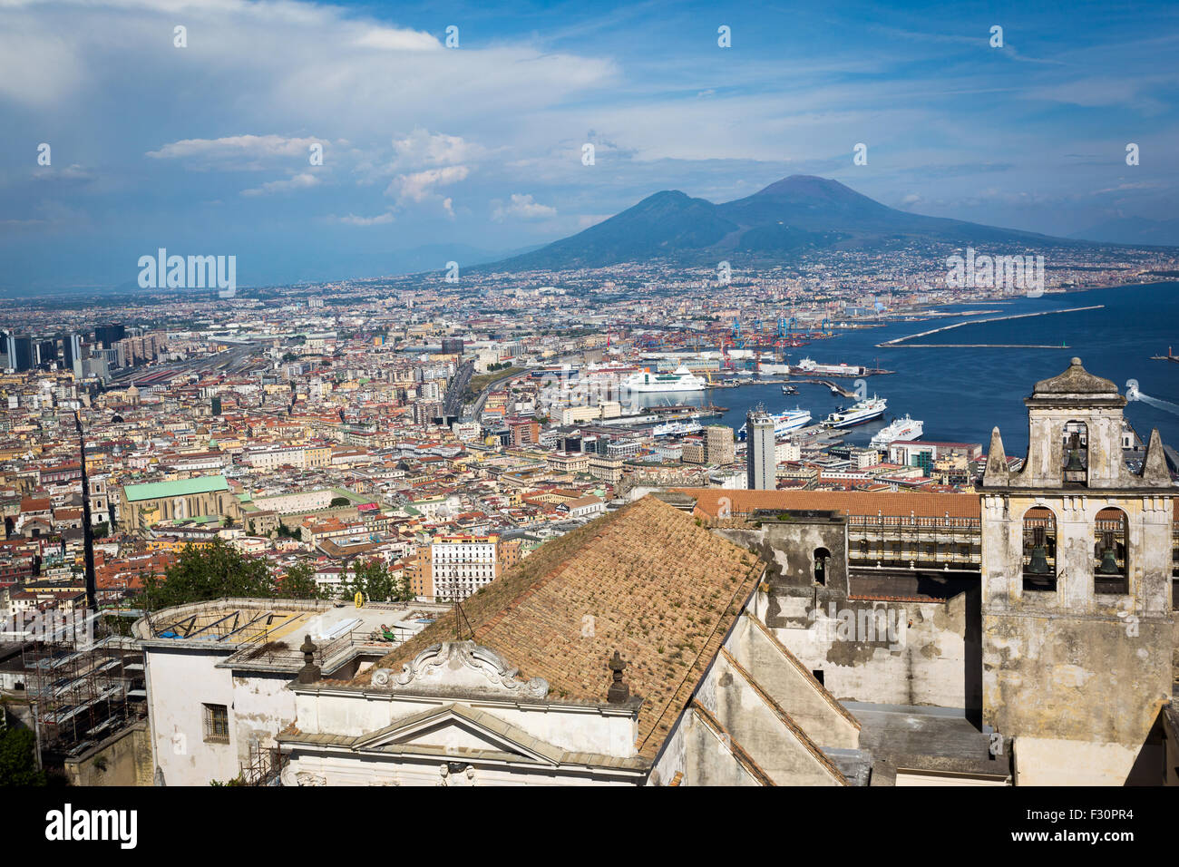 Napoli, la vista della città, la baia e il vulcano Vesuvio da San Martino Foto Stock