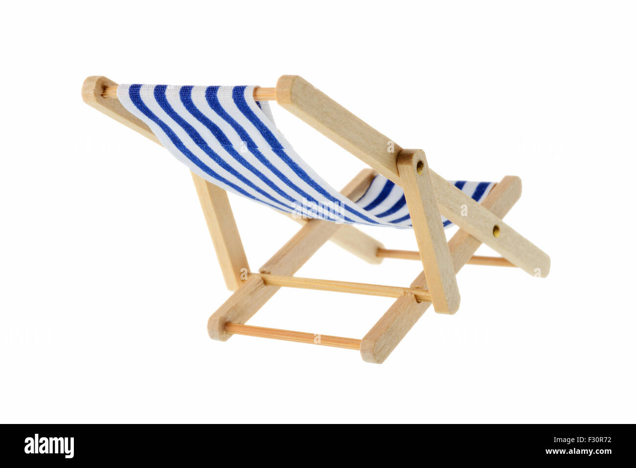 Oggetti isolati: in legno a strisce blu sedia a sdraio, isolato su sfondo bianco Foto Stock