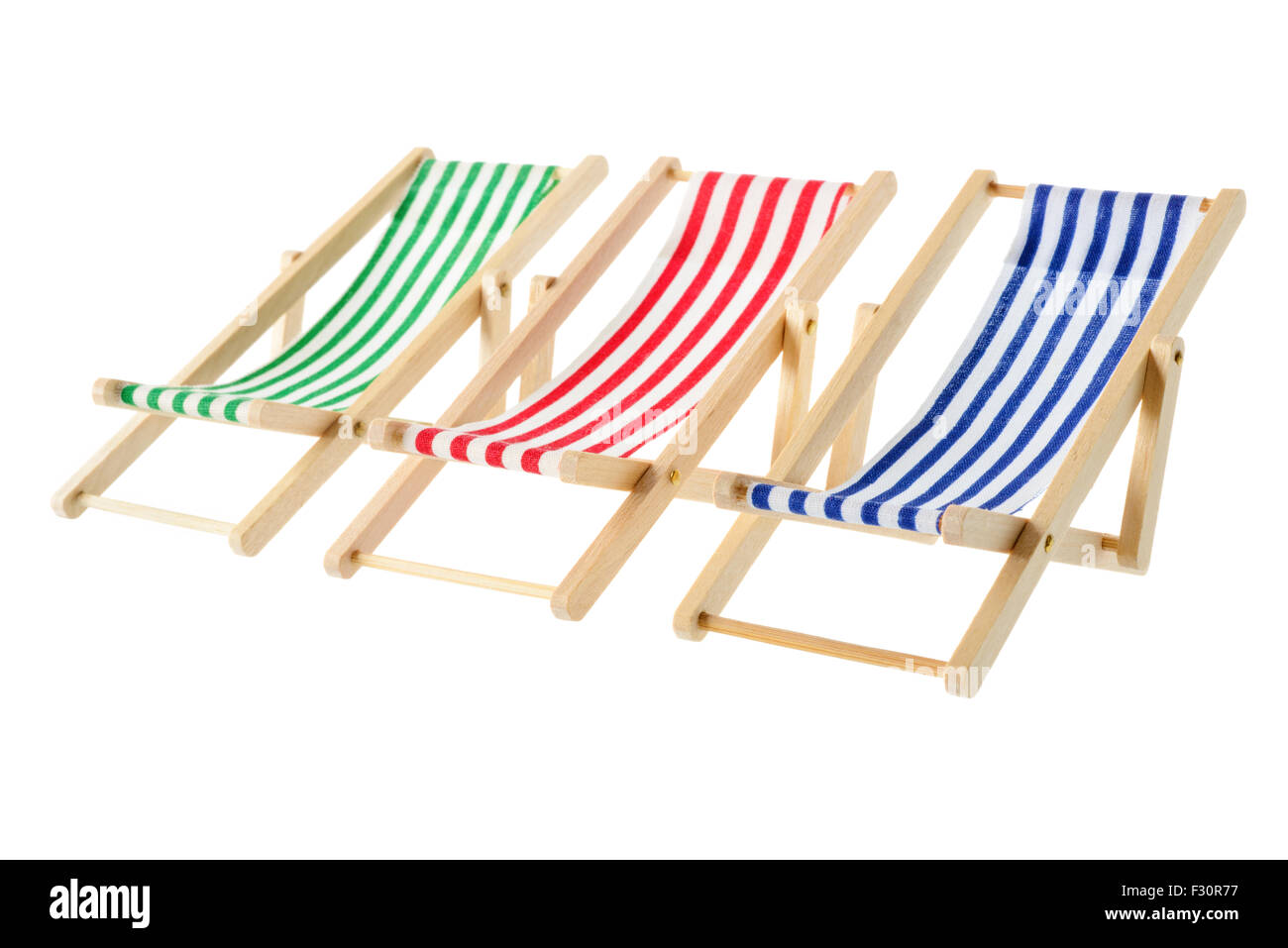 Oggetti isolati: gruppo di legno a Strisce multicolori di sedie a sdraio, isolato su sfondo bianco Foto Stock