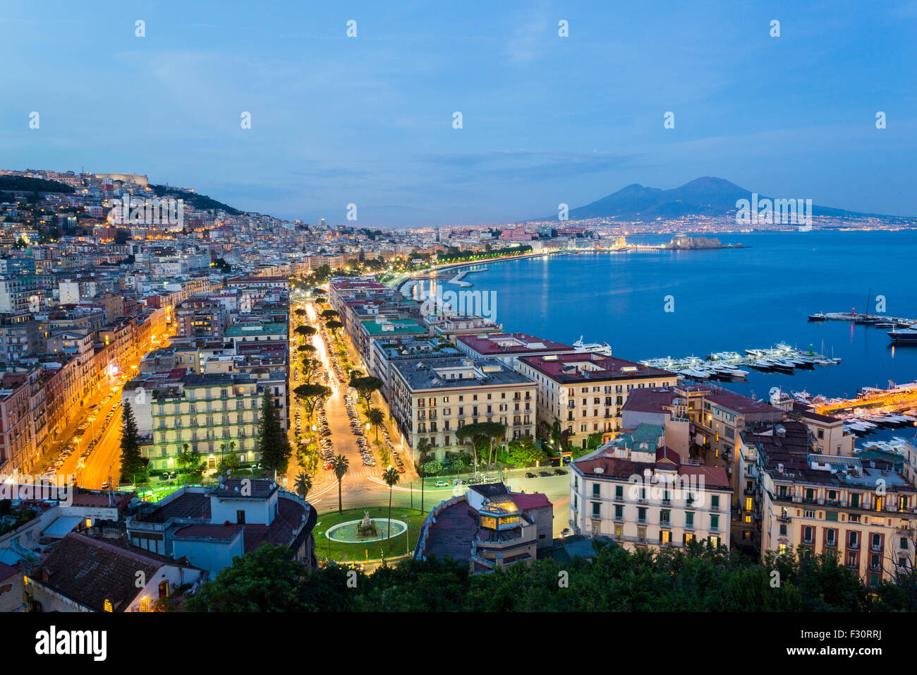 Napoli, vista panoramica della città con le luci della città e del golfo, Vesuvus vulcano sullo sfondo Foto Stock