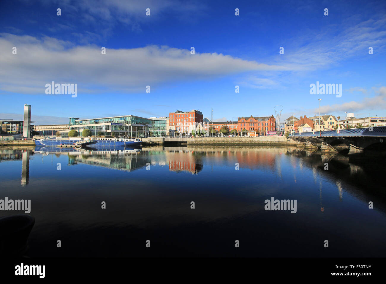 Belfast (/ˈbɛl.fɑːst/ o /ˈbɛl.faest/; da Irish: Béal Feirste, significato 'msud delle barene")[11] è la capitale e la più grande Foto Stock