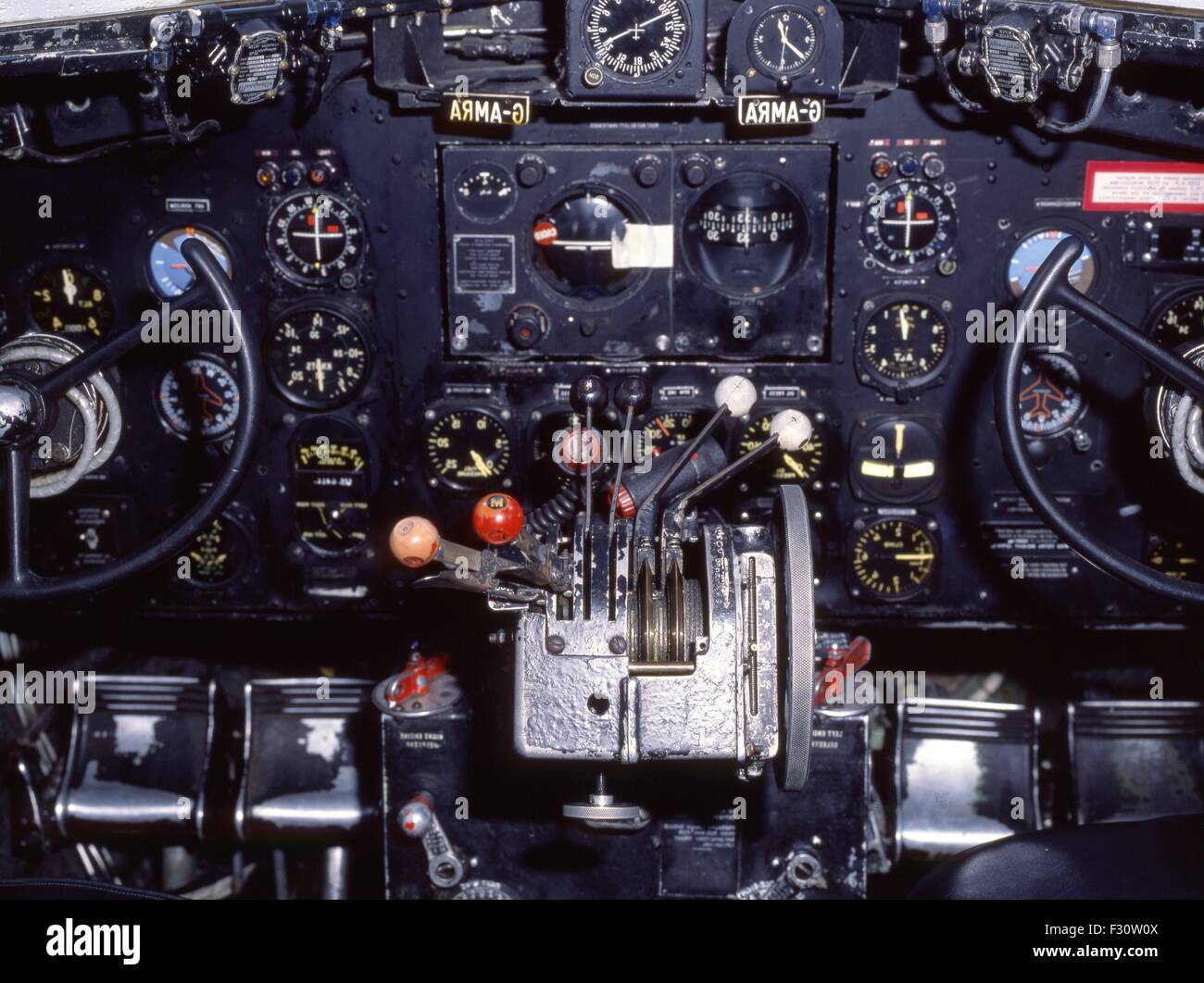 L'interno della cabina di pilotaggio di un DC3 aircraft.Il Douglas DC-3 è un a ala fissa elica aereo di linea. La sua velocità di crociera (207 mp Foto Stock