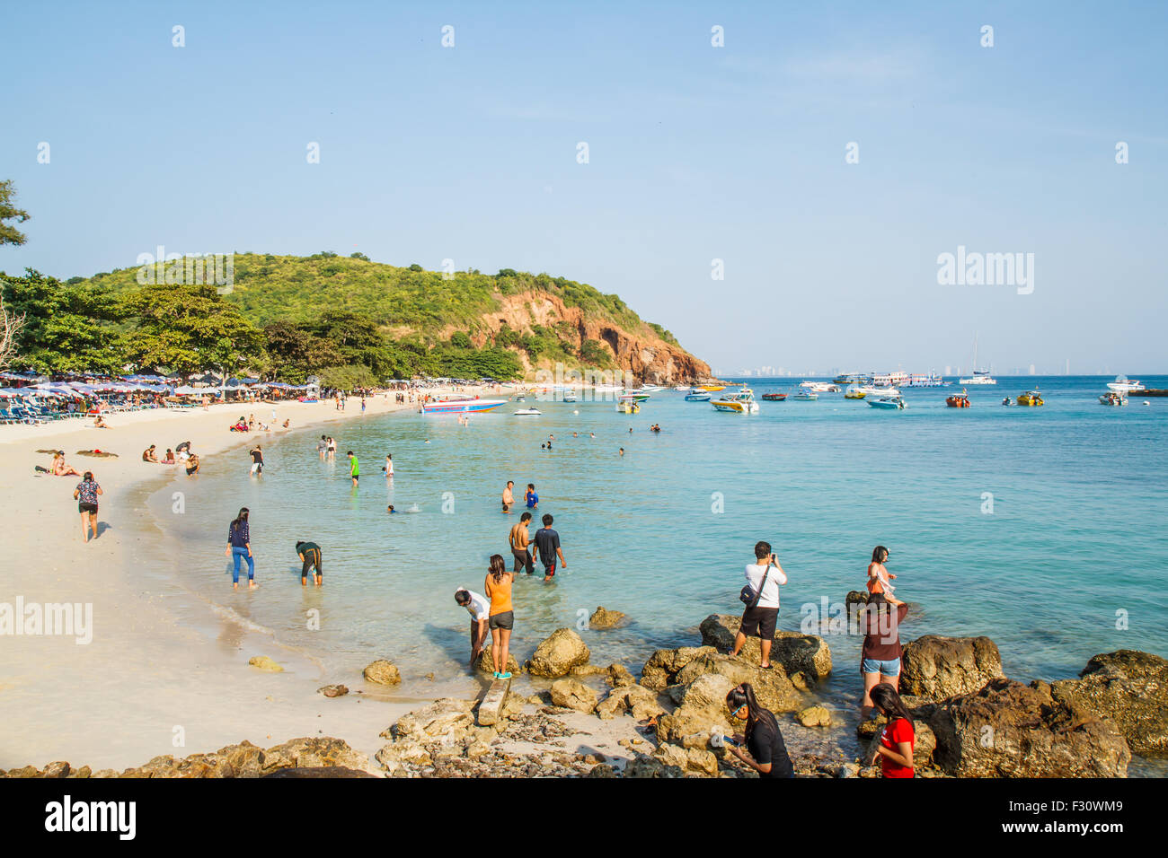 I turisti a giocare a beach in Ko Lan ( Larn Island ), Pattaya Thailandia Foto Stock