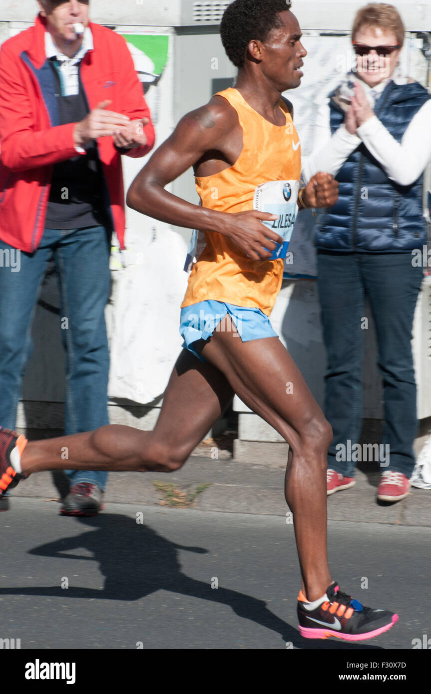 Berlino, Germania. Il 27 settembre, 2015. Atleta etiope Feyisa Lilesa, 3° placegetter in quarantaduesima la maratona di Berlino, 2015 Credit: Filippo gioco/Alamy Live News Foto Stock