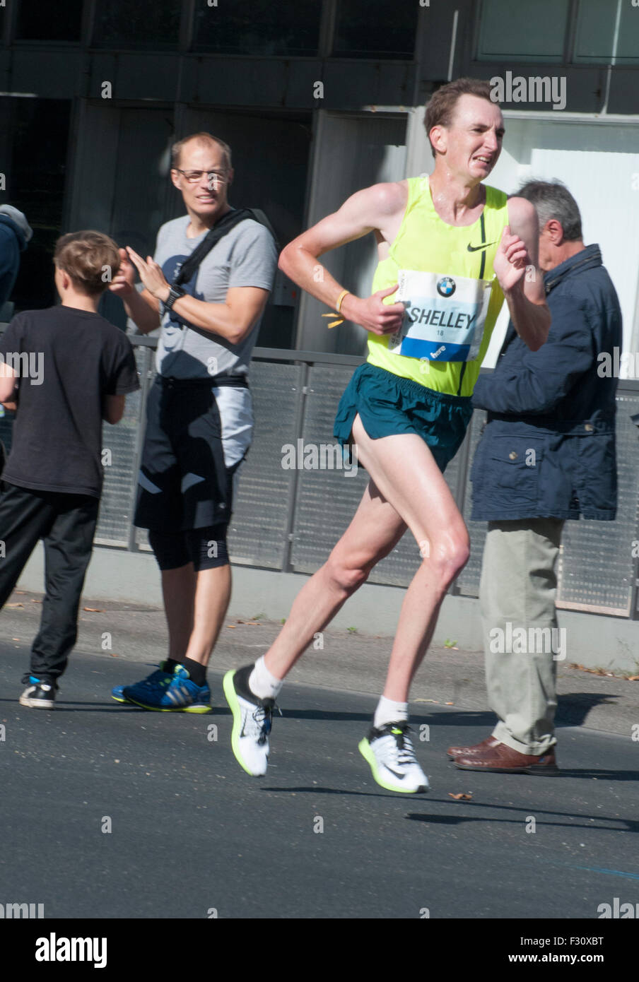 Berlino, Germania. Il 27 settembre, 2015. Atleta australiano Michael Shelley terminato dodicesimo nella quarantaduesima la maratona di Berlino, 2015 Credit: Filippo gioco/Alamy Live News Foto Stock